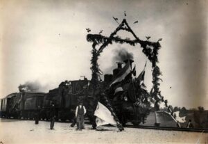 Dvorski voz prolazi kroz slavoluk u Sapcu 1934
