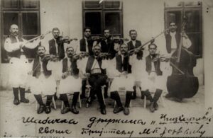 Cicvarici ispred beogradske kafane Zlatno burence
